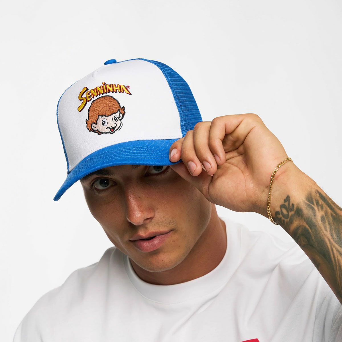AyrtonSenna｜アイルトン・セナ セニーニャ ロゴ トラッカーキャップ｜帽子｜ブルー｜モデル着用