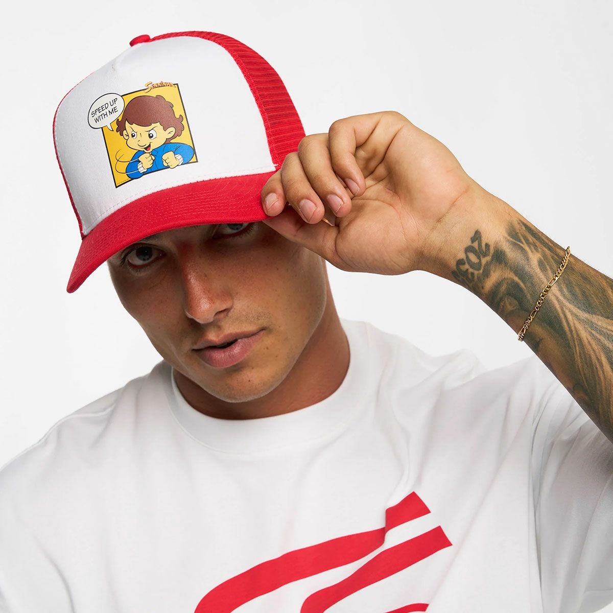 AyrtonSenna｜アイルトン・セナ セニーニャ トラッカーキャップ｜帽子｜レッド｜モデル着用