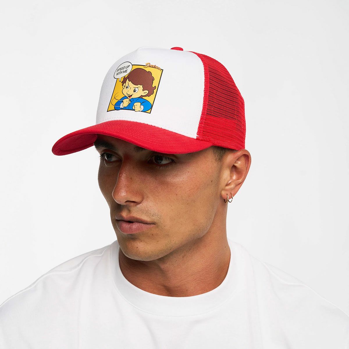 AyrtonSenna｜アイルトン・セナ セニーニャ トラッカーキャップ｜帽子｜レッド｜モデル着用