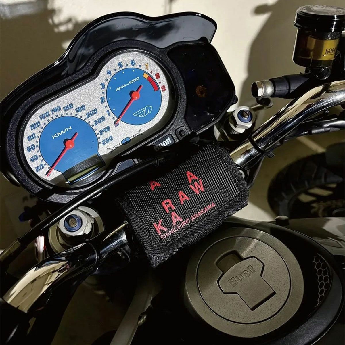 SHINICHIRO ARAKAWA｜バーハンドル ウォレット｜財布｜ブラック×レッド｜モデル着用