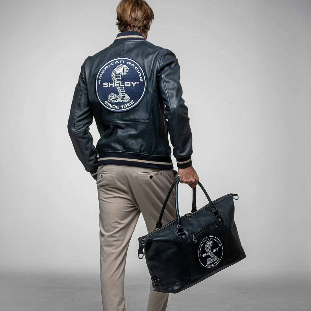 CLASSIC LEGEND MOTORS｜キャロルシェルビー BIG D 48H レザー ボストンバッグ｜バッグ｜ネイビー｜モデル着用