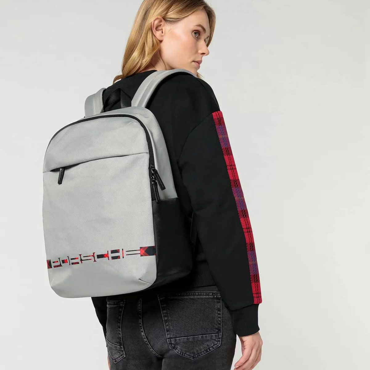 PORSCHE｜Turbo No.1 バックパック｜バッグ｜シルバー｜モデル着用