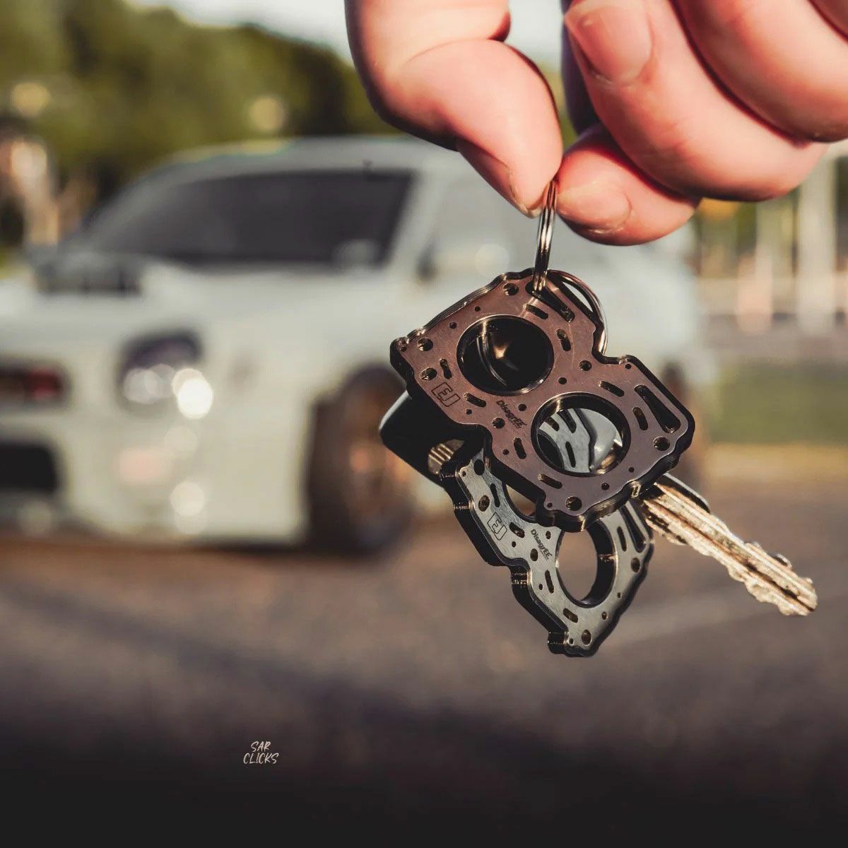 DisagrEE｜スバル EJ ヘッドガスケット キーチェーン 2個セット｜キーホルダー｜モデル着用