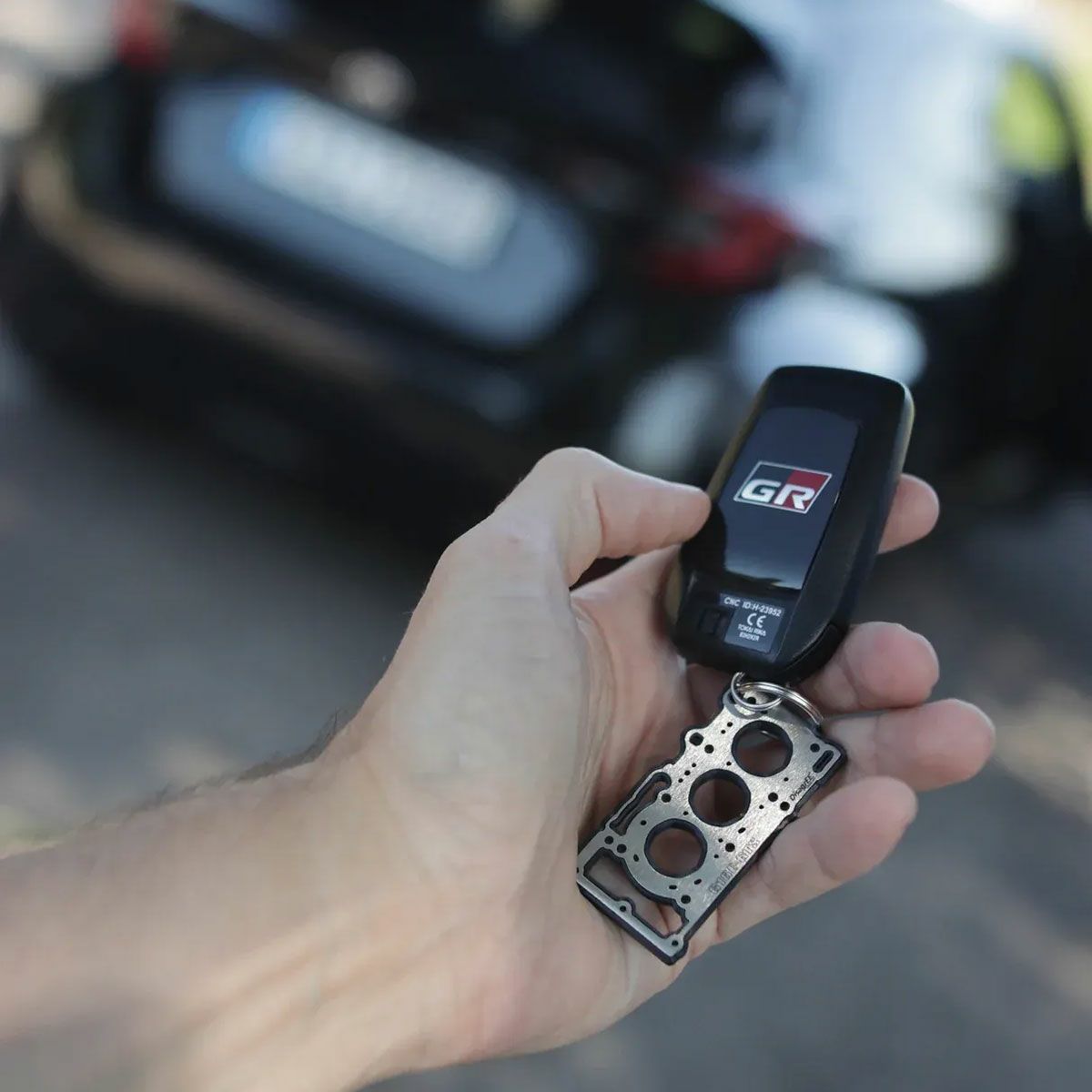 DisagrEE｜トヨタ G16E-GTS ヘッドガスケット キーチェーン｜キーホルダー｜モデル着用