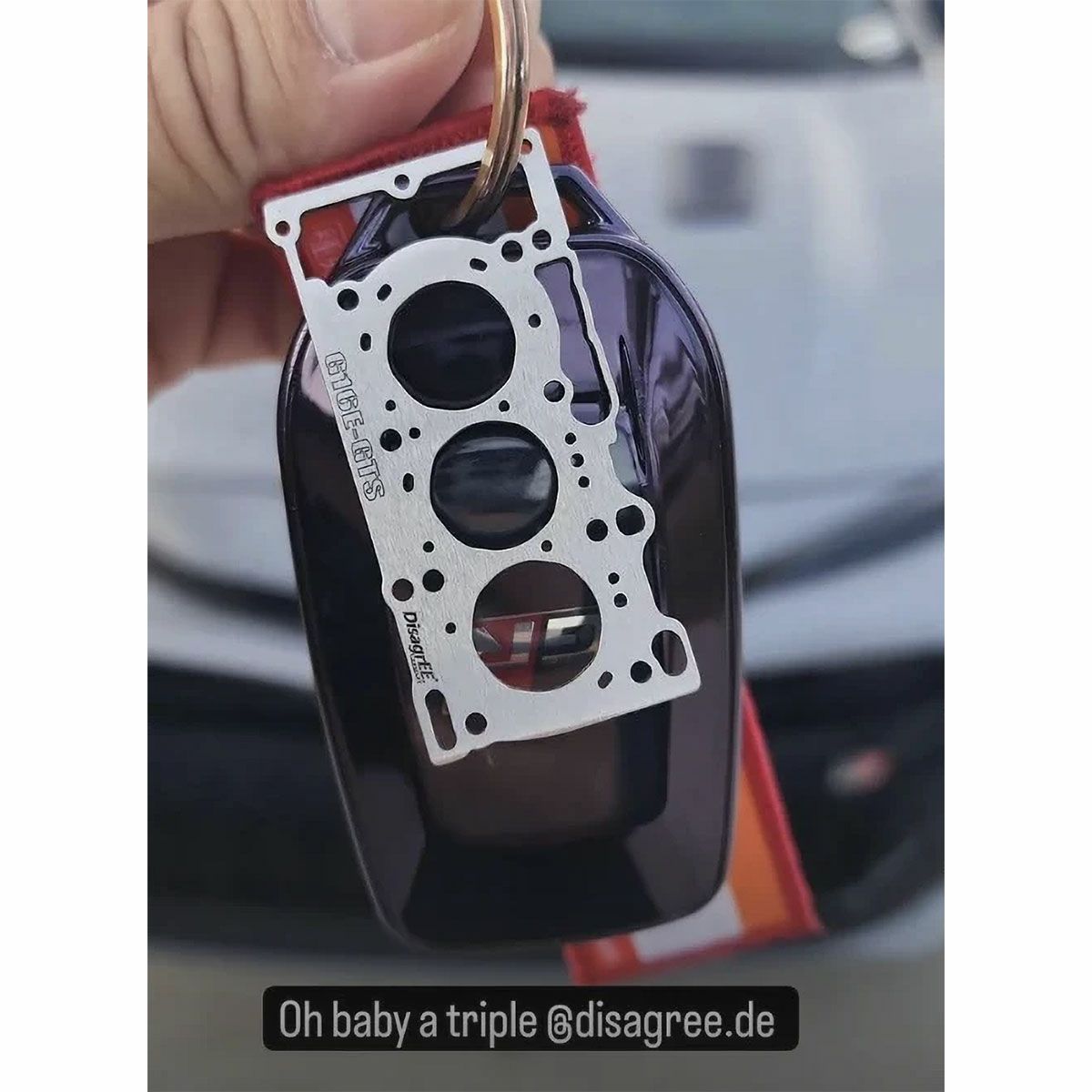 DisagrEE｜トヨタ G16E-GTS ヘッドガスケット キーチェーン｜キーホルダー｜モデル着用
