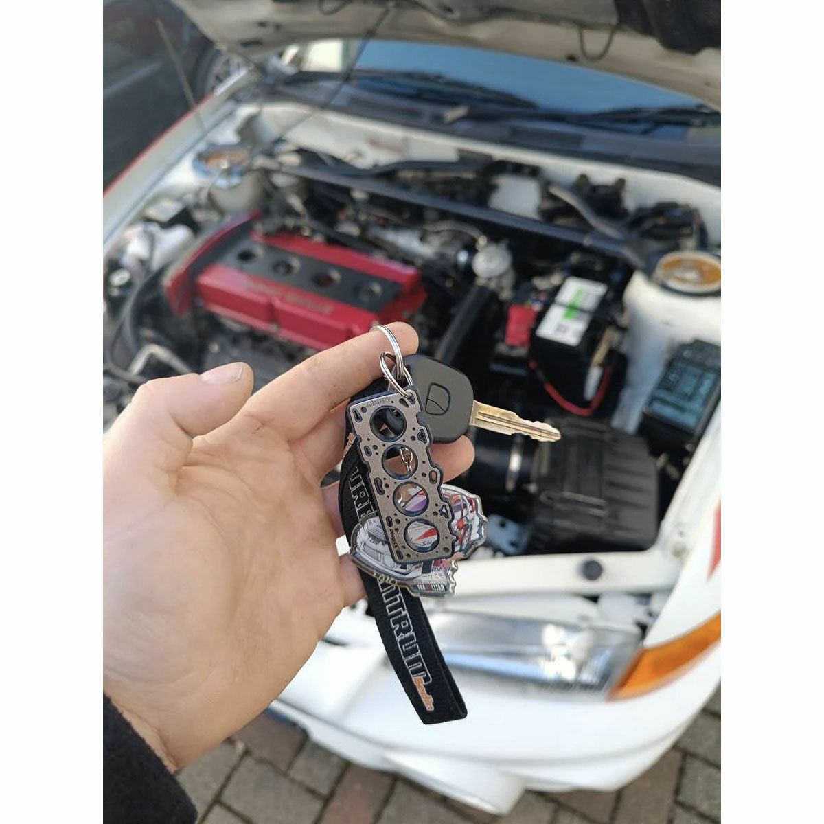 DisagrEE｜三菱 4G63 ヘッドガスケット キーチェーン｜キーホルダー｜モデル着用