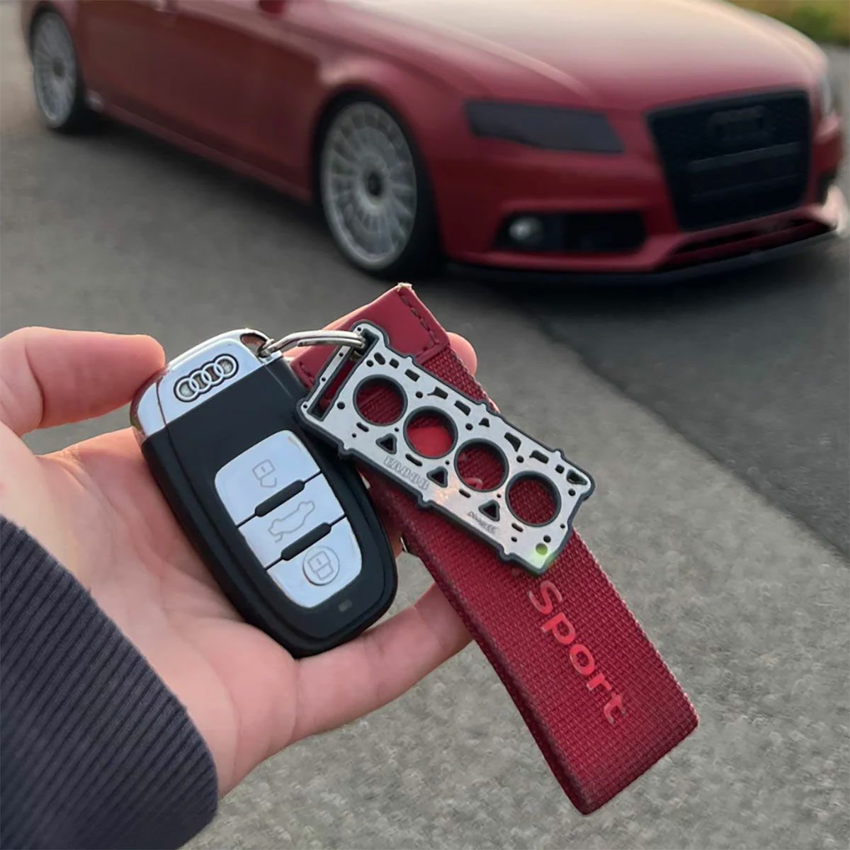 DisagrEE｜フォルクスワーゲン アウディ VAG1.8/2.0TFSI/TSI用 EA888 ヘッドガスケット キーチェーン｜キーホルダー｜モデル着用