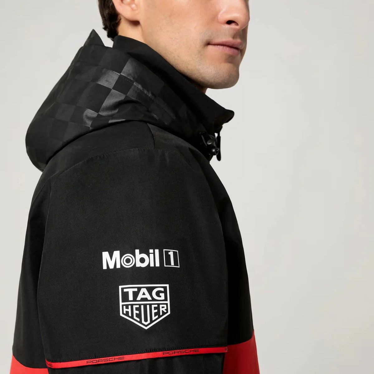 PORSCHE｜ポルシェ モータースポーツ RP チーム レインジャケット｜アウター｜ブラック×レッド｜モデル着用