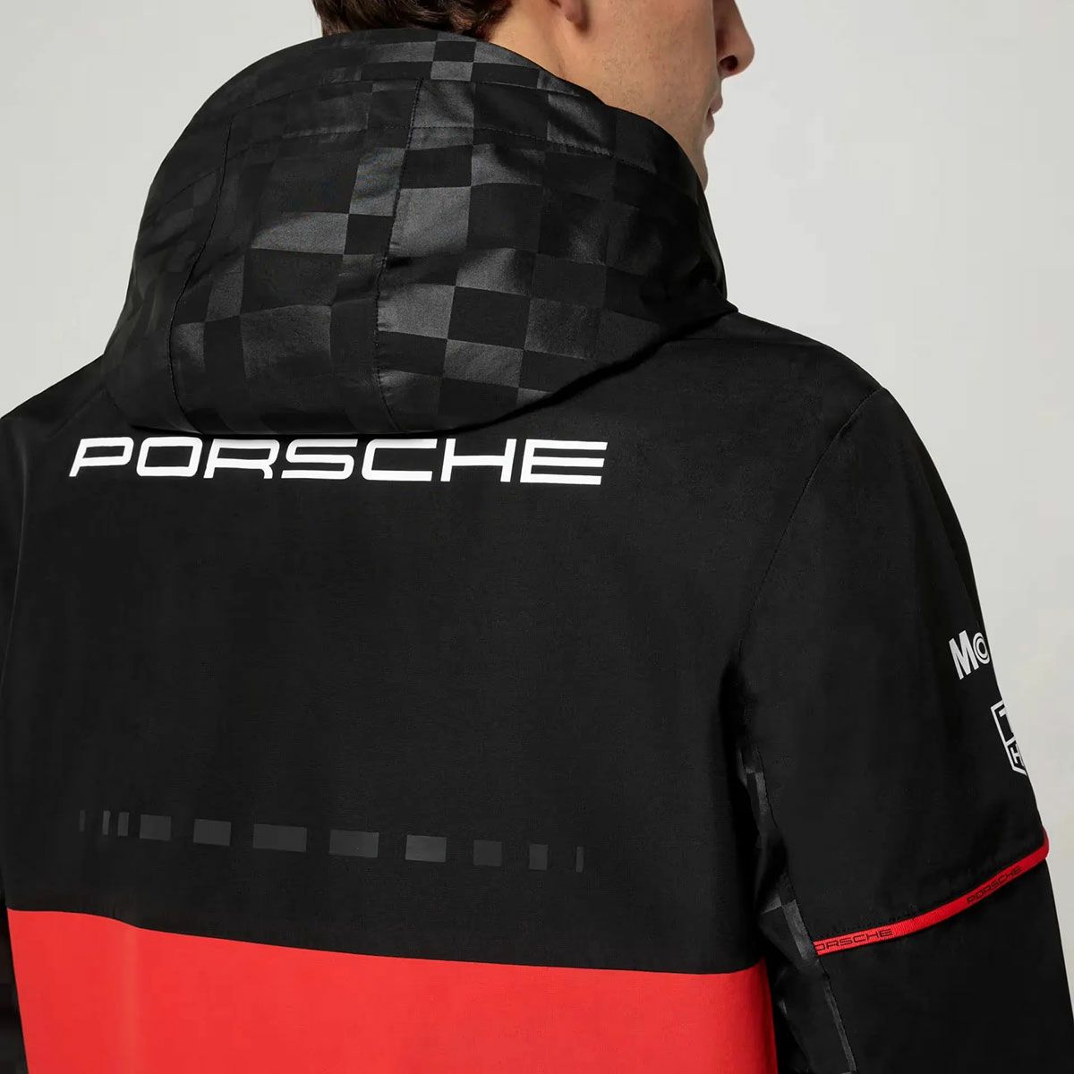 PORSCHE｜ポルシェ モータースポーツ RP チーム レインジャケット｜アウター｜ブラック×レッド｜モデル着用