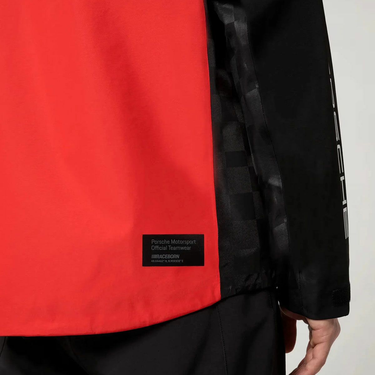 PORSCHE｜ポルシェ モータースポーツ RP チーム レインジャケット｜アウター｜ブラック×レッド｜モデル着用