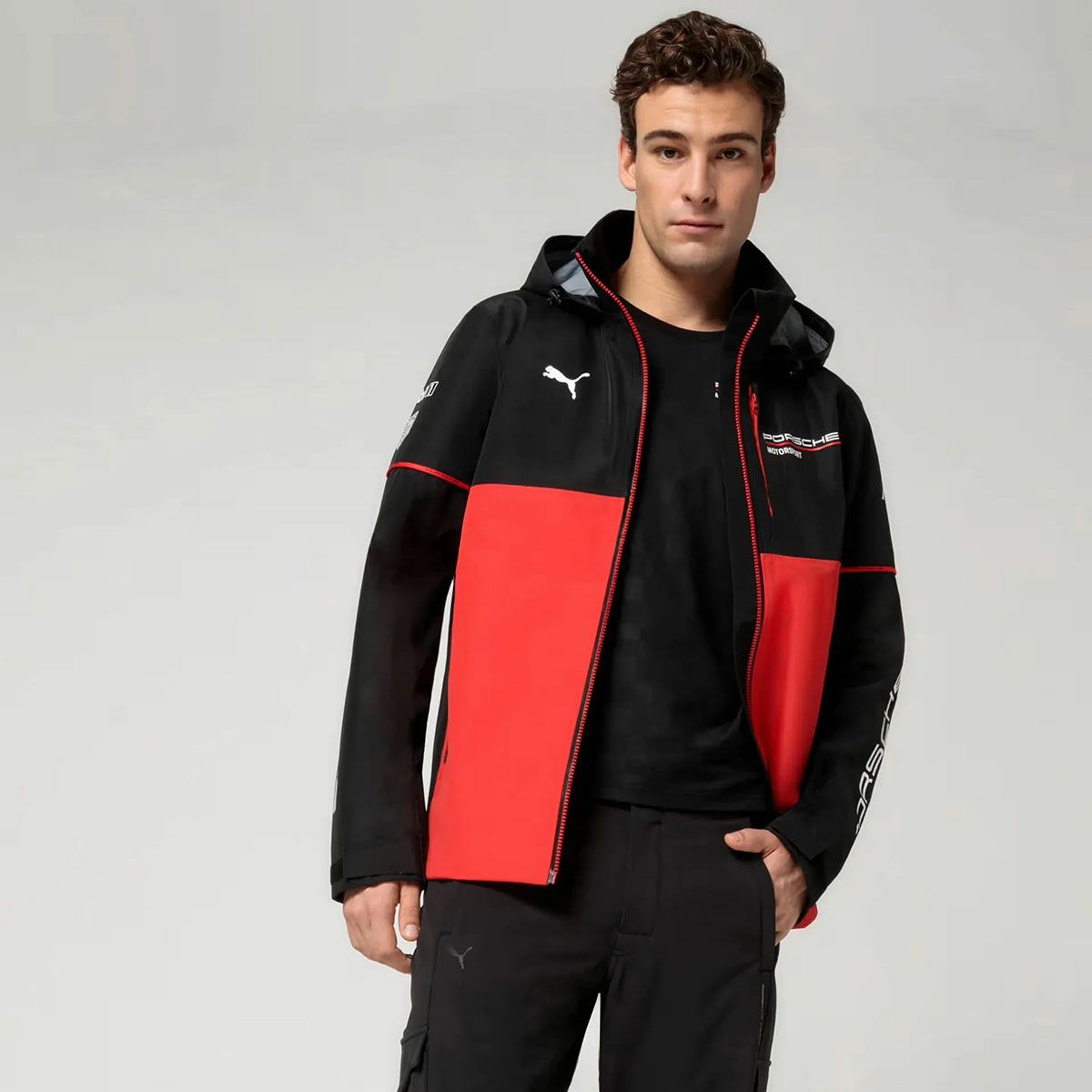 PORSCHE｜ポルシェ モータースポーツ RP チーム レインジャケット｜アウター｜ブラック×レッド｜モデル着用