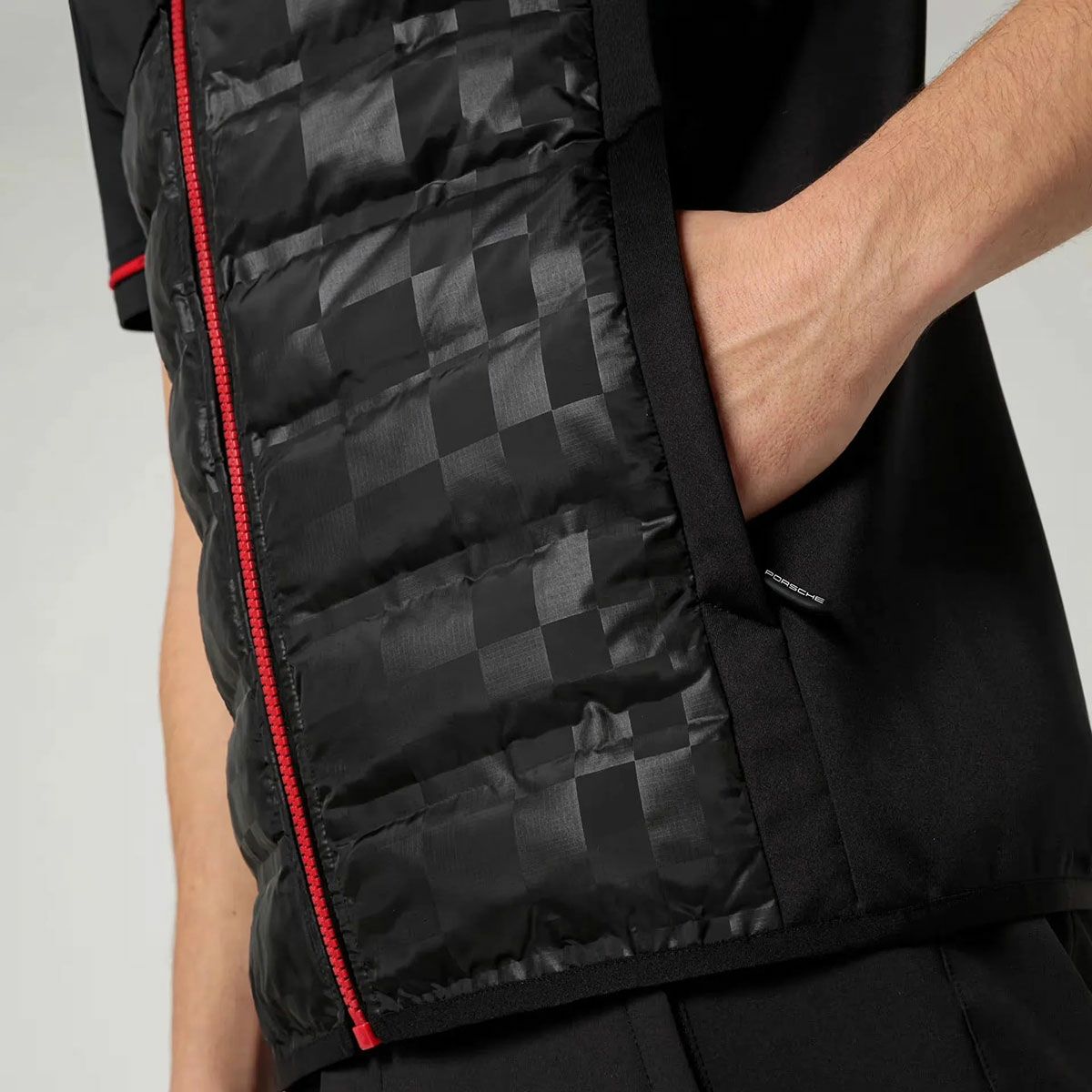 PORSCHE｜ポルシェ モータースポーツ RP チーム ジレ｜ベスト｜ブラック｜モデル着用