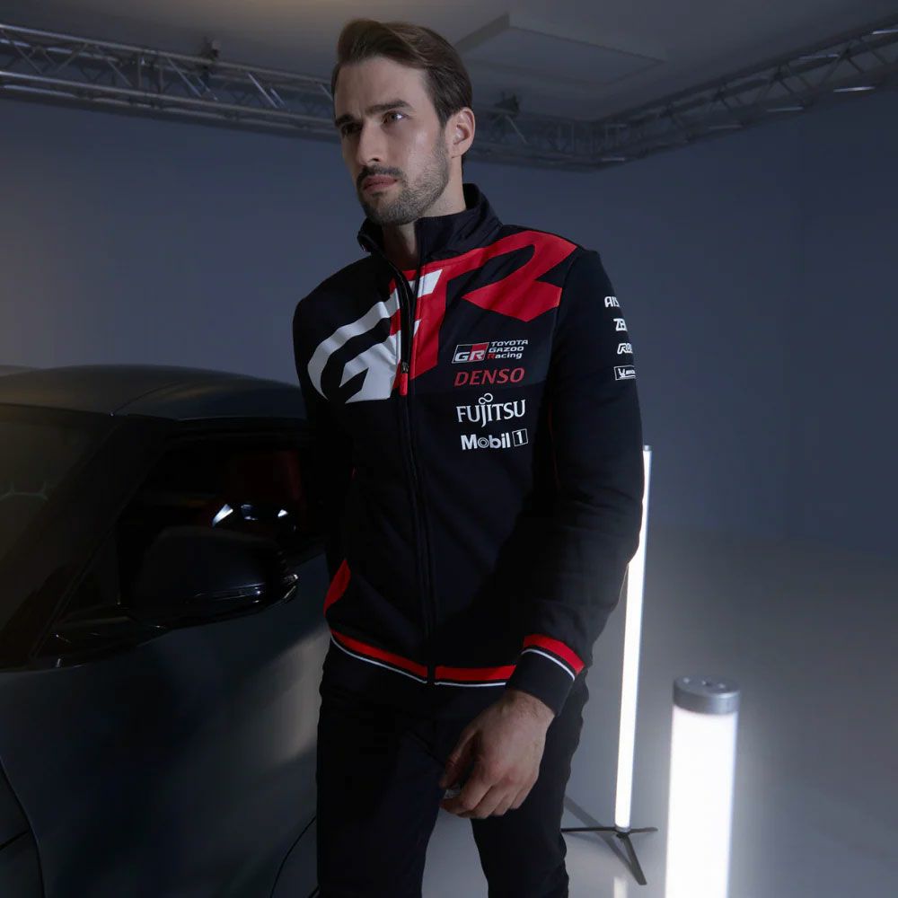 GR｜2025 トヨタ ガズー レーシング WEC チーム スウェットシャツ｜ウェア｜ブラック｜モデル着用