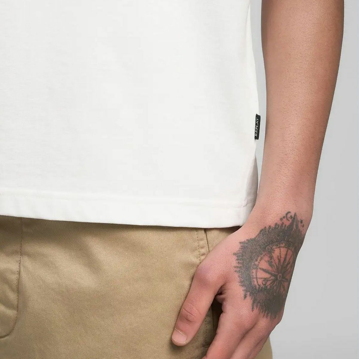 REPLAY｜ブレスト ポケット ＆ プリント ジャージー Tシャツ｜トップス｜ナチュラルホワイト｜モデル着用