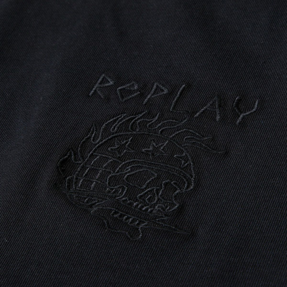 REPLAY｜エンボス エフェクト エンブロイダリー Tシャツ｜トップス｜ブラック