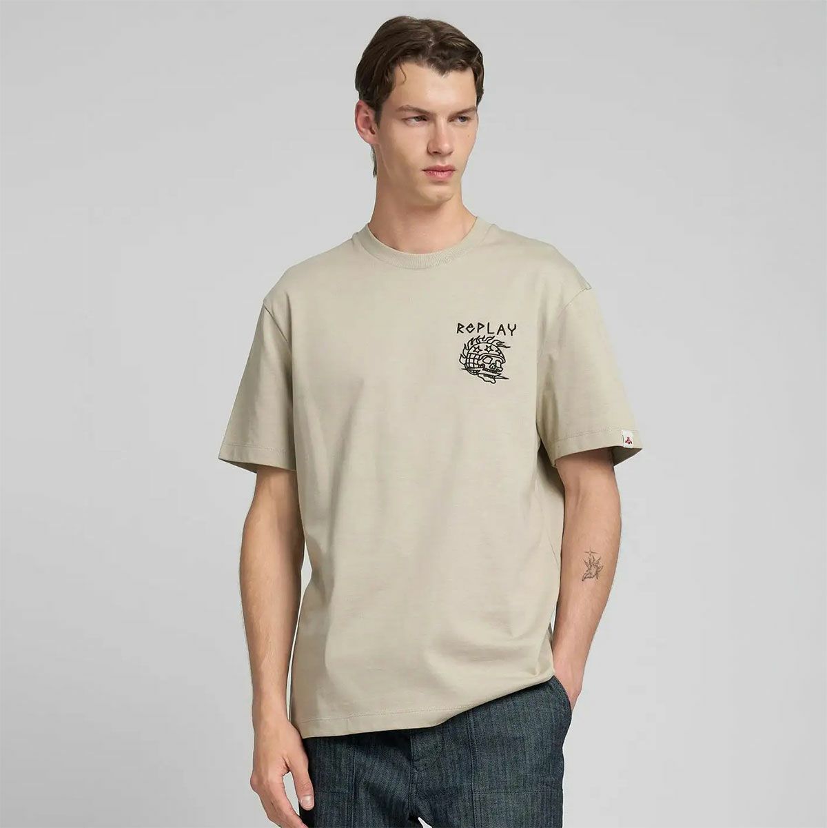 REPLAY｜エンボス エフェクト エンブロイダリー Tシャツ｜トップス｜サンド｜モデル着用