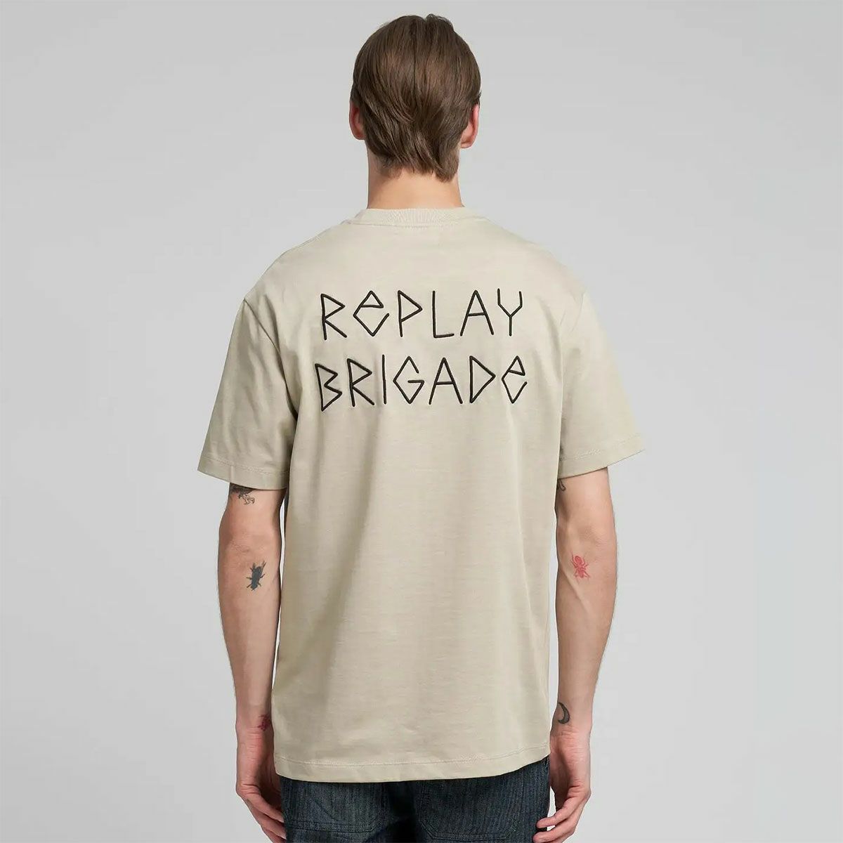 REPLAY｜エンボス エフェクト エンブロイダリー Tシャツ｜トップス｜サンド｜モデル着用