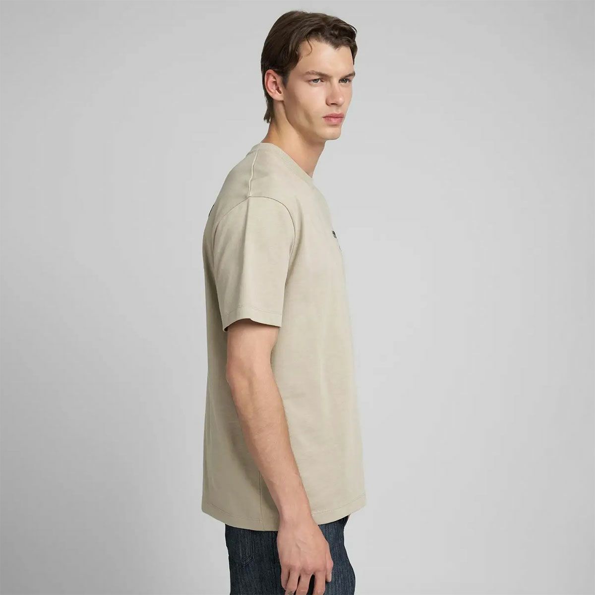 REPLAY｜エンボス エフェクト エンブロイダリー Tシャツ｜トップス｜サンド｜モデル着用