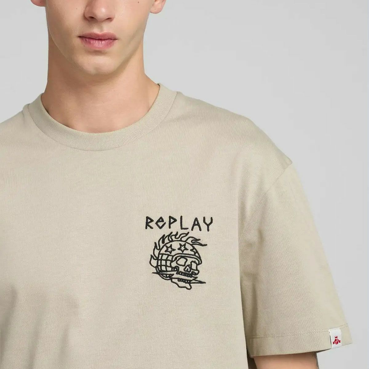 REPLAY｜エンボス エフェクト エンブロイダリー Tシャツ｜トップス｜サンド｜モデル着用