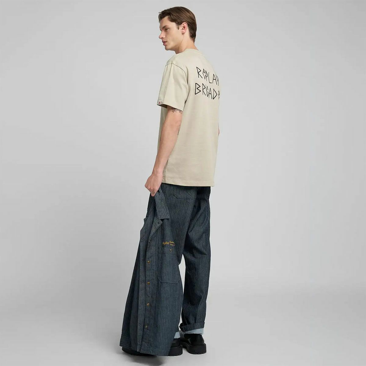 REPLAY｜エンボス エフェクト エンブロイダリー Tシャツ｜トップス｜サンド｜モデル着用