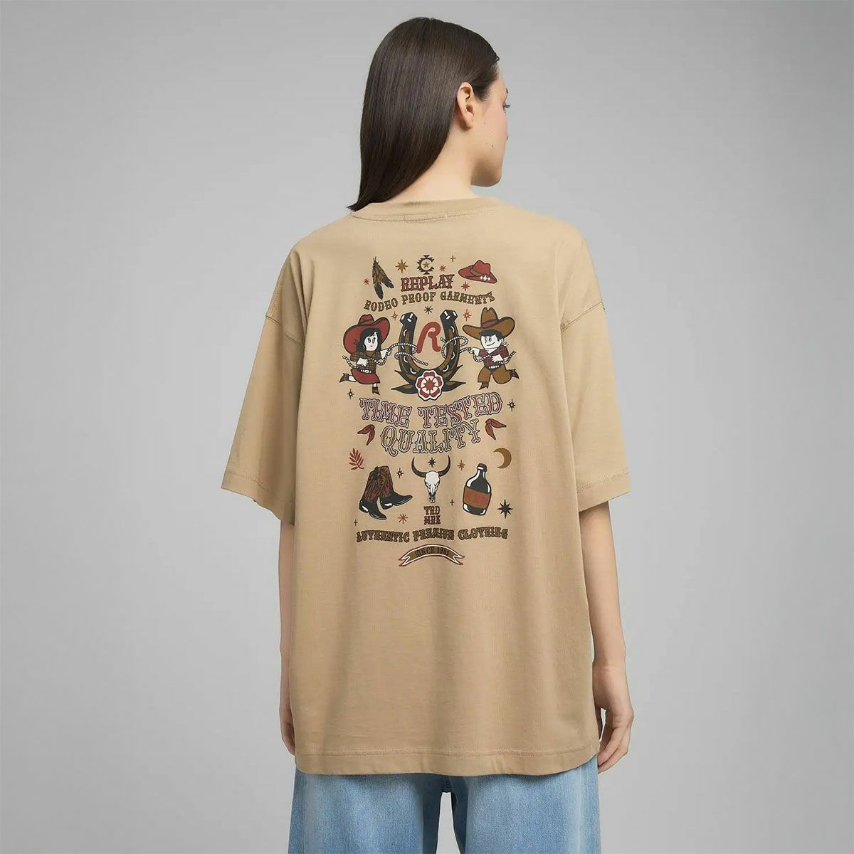 REPLAY｜ウエスタン プリント ボーイフィット Tシャツ｜トップス｜ストーンアイボリー｜モデル着用