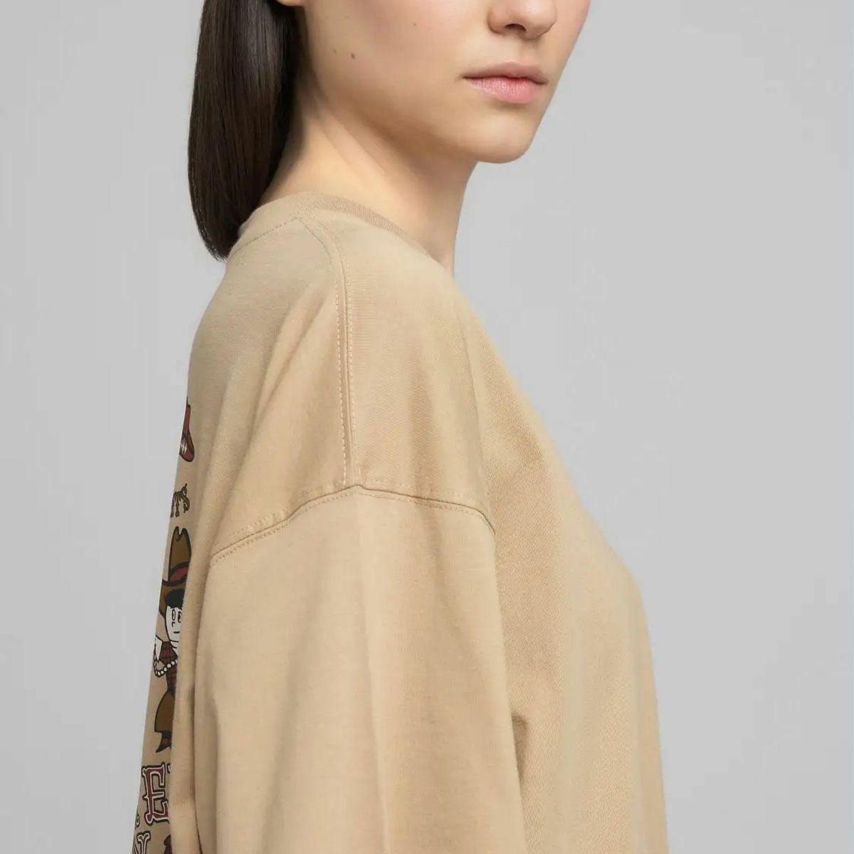 REPLAY｜ウエスタン プリント ボーイフィット Tシャツ｜トップス｜ストーンアイボリー｜モデル着用