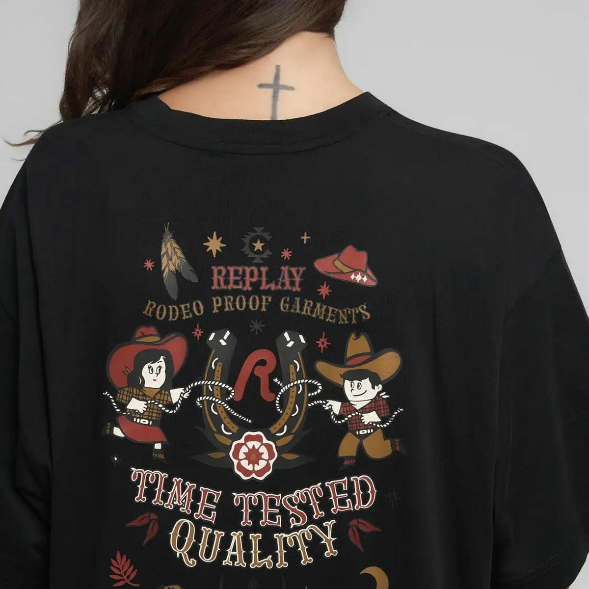 REPLAY｜ウエスタン プリント ボーイフィット Tシャツ｜トップス｜ブラック｜モデル着用