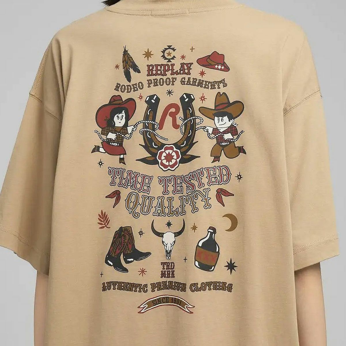 REPLAY｜ウエスタン プリント ボーイフィット Tシャツ｜トップス｜ストーンアイボリー｜モデル着用