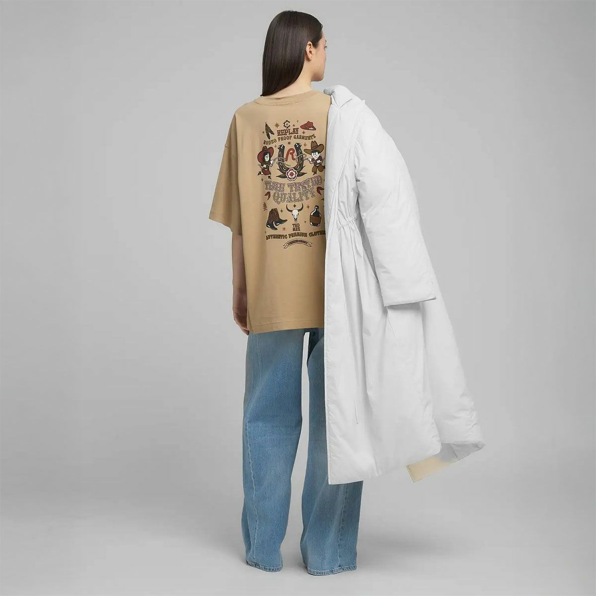 REPLAY｜ウエスタン プリント ボーイフィット Tシャツ｜トップス｜ストーンアイボリー｜モデル着用