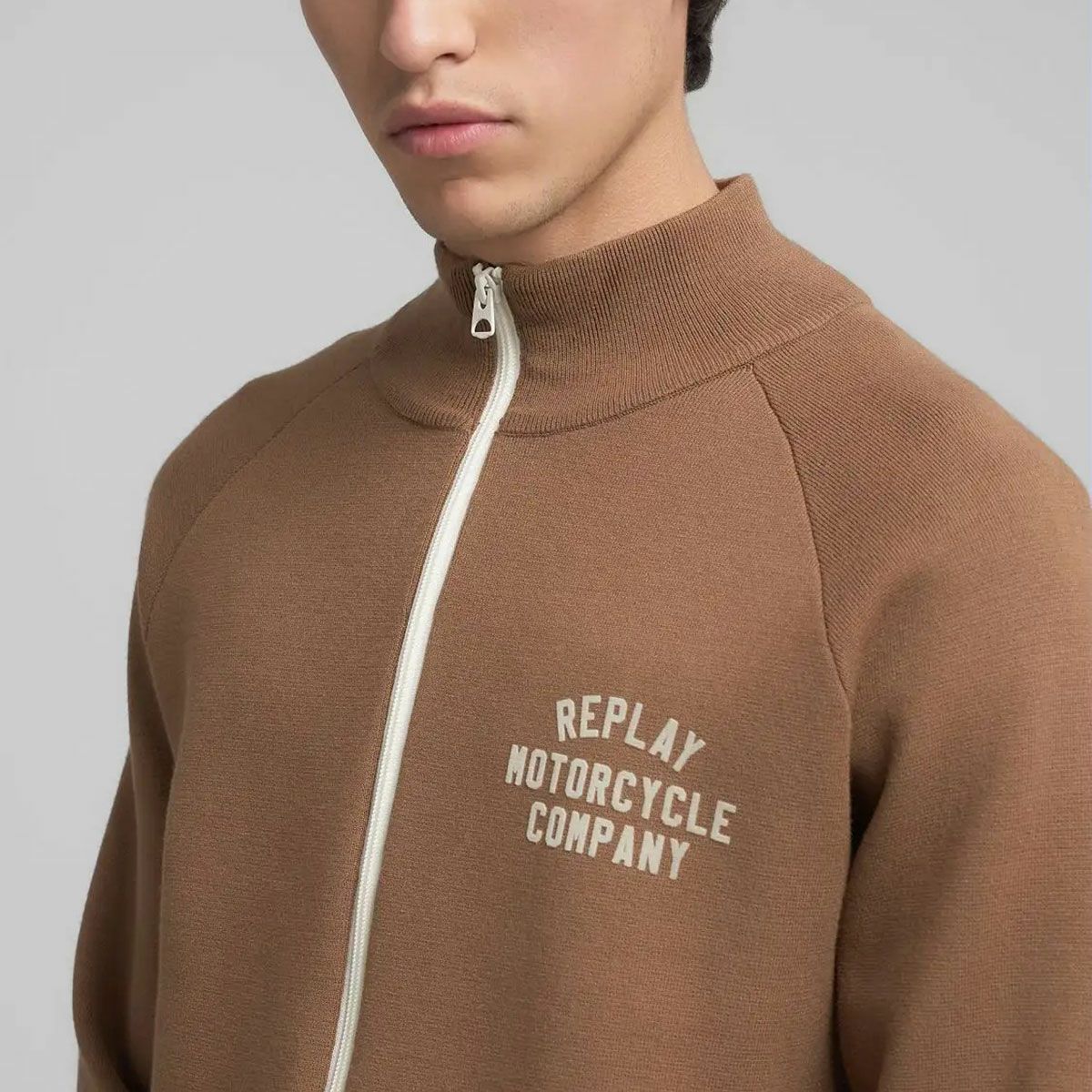 REPLAY｜ハイネック フルジップ ニット スウェットシャツ｜トップス｜タバコ｜モデル着用