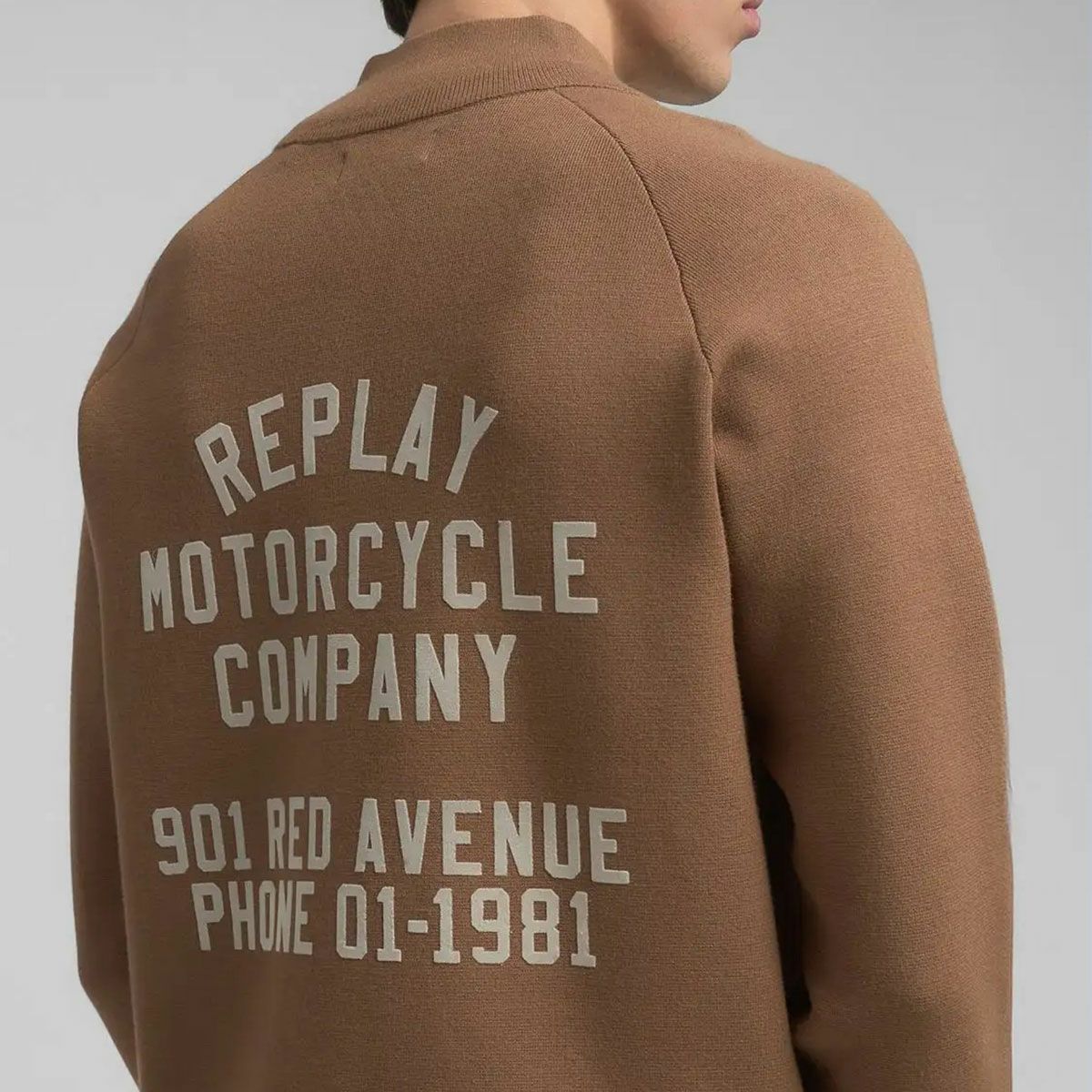 REPLAY｜ハイネック フルジップ ニット スウェットシャツ｜トップス｜タバコ｜モデル着用