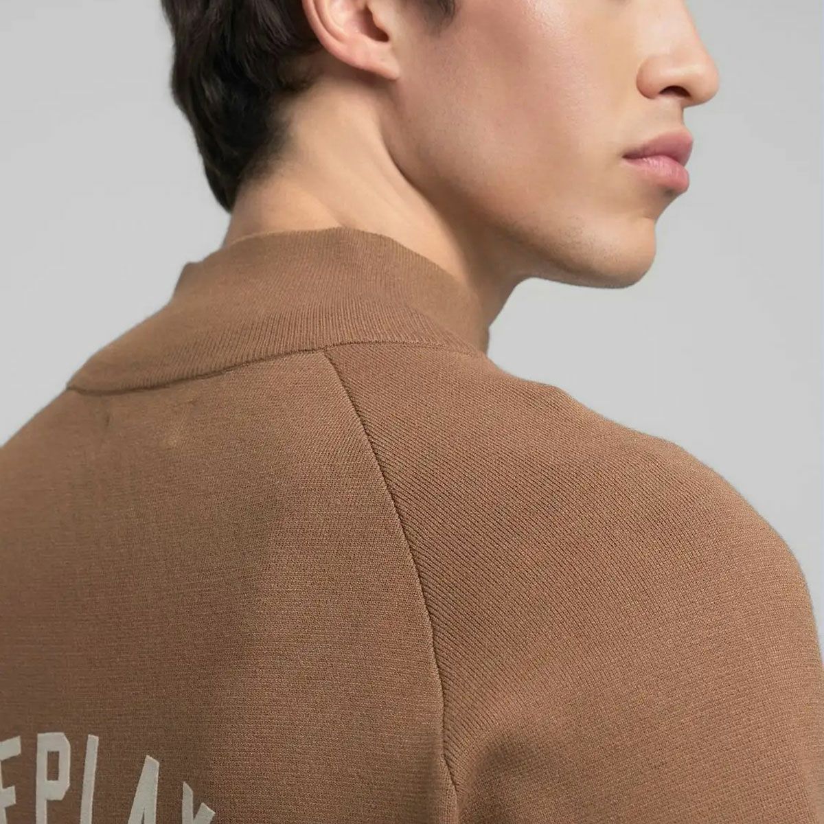 REPLAY｜ハイネック フルジップ ニット スウェットシャツ｜トップス｜タバコ｜モデル着用