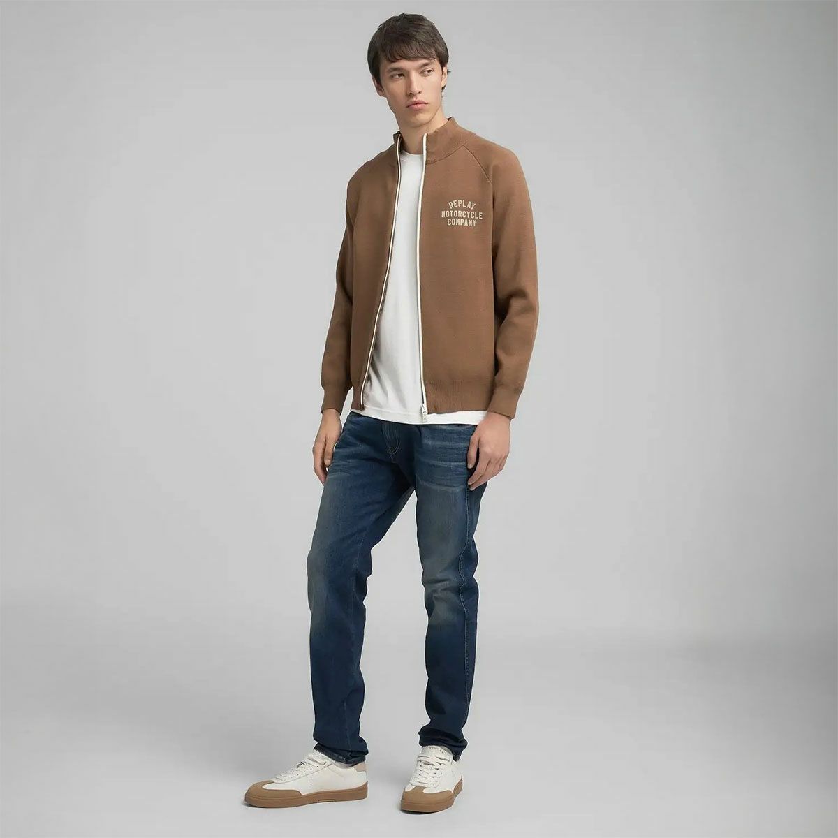REPLAY｜ハイネック フルジップ ニット スウェットシャツ｜トップス｜タバコ｜モデル着用