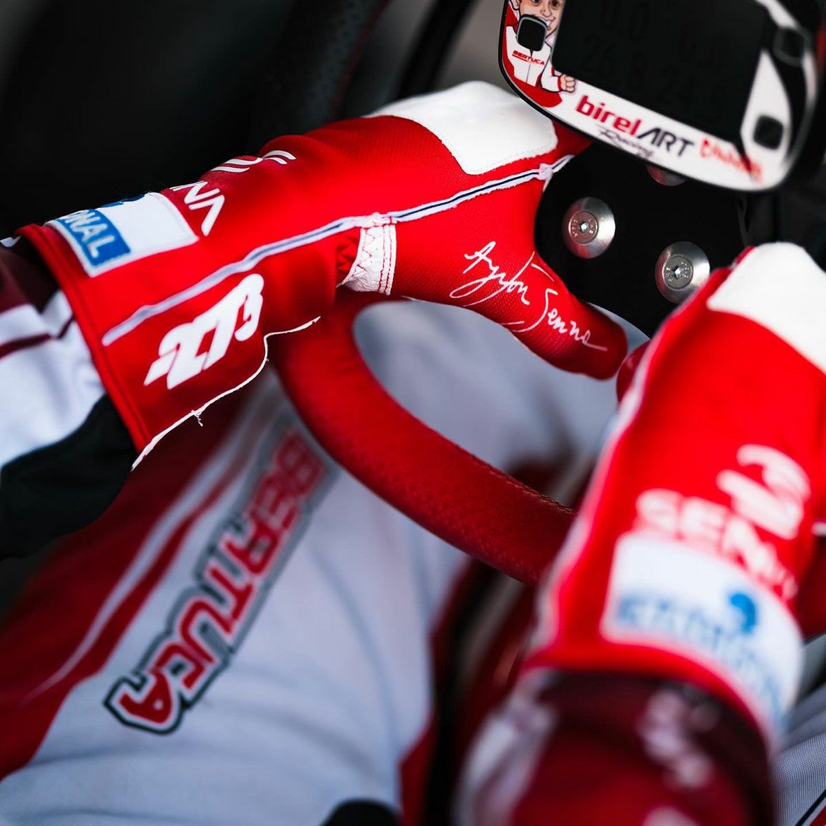 AyrtonSenna｜アイルトン・セナ × -273 レーシンググローブ｜グローブ｜レッド｜モデル着用