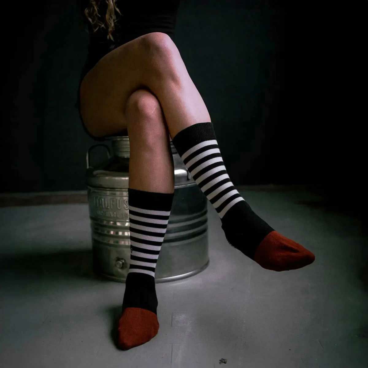 HolyFreedom｜セント クエンティン ソックス｜雑貨｜ホワイト×ブラック×レッド｜モデル着用