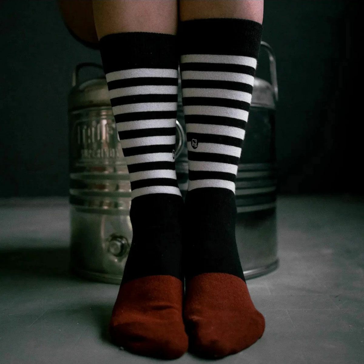 HolyFreedom｜セント クエンティン ソックス｜雑貨｜ホワイト×ブラック×レッド｜モデル着用