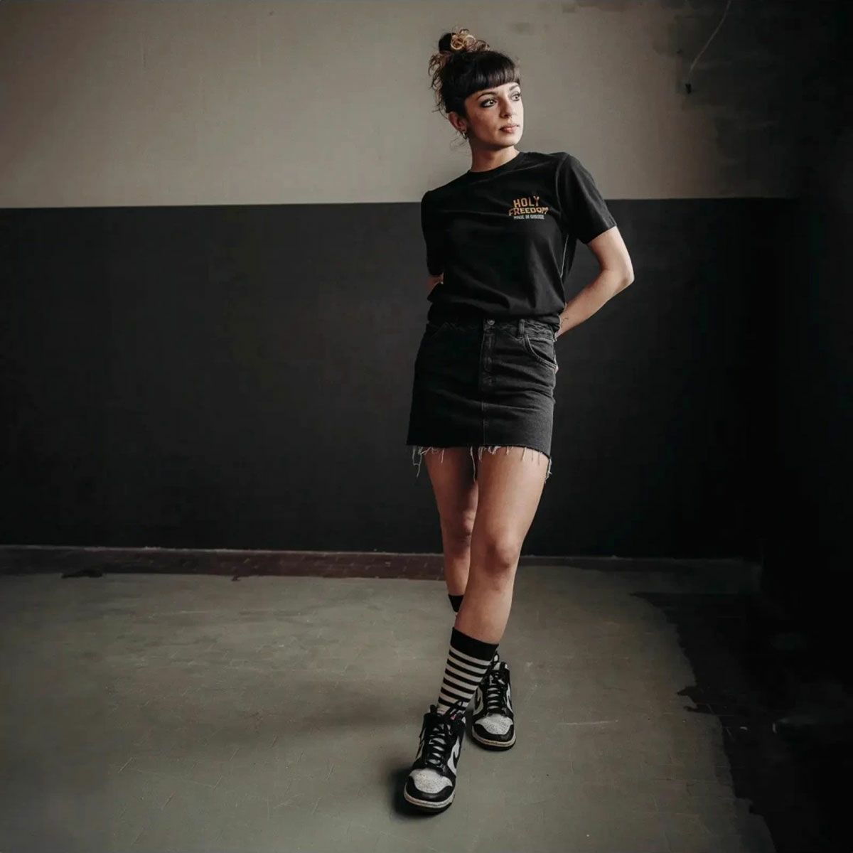 HolyFreedom｜セント クエンティン ソックス｜雑貨｜ホワイト×ブラック×レッド｜モデル着用