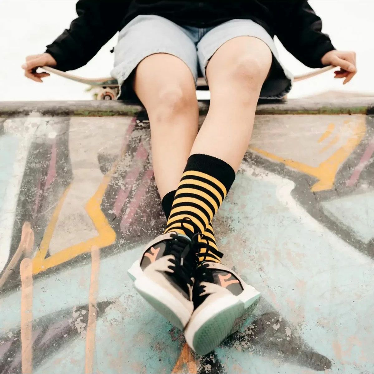 HolyFreedom｜マヤ ソックス｜雑貨｜ブラック×イエロー×ホワイト｜モデル着用