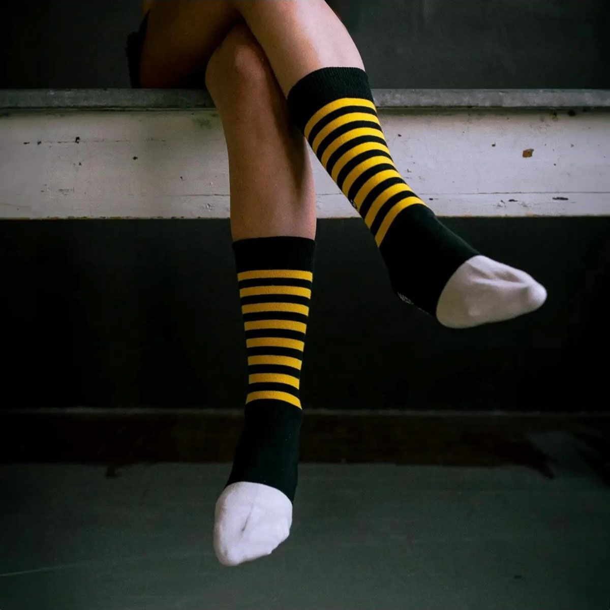 HolyFreedom｜マヤ ソックス｜雑貨｜ブラック×イエロー×ホワイト｜モデル着用