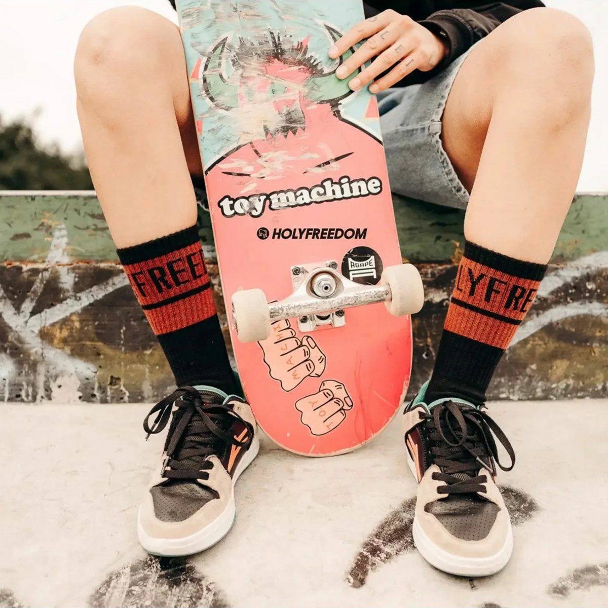 HolyFreedom｜インスルト ソックス｜雑貨｜ブラック×レッド｜モデル着用