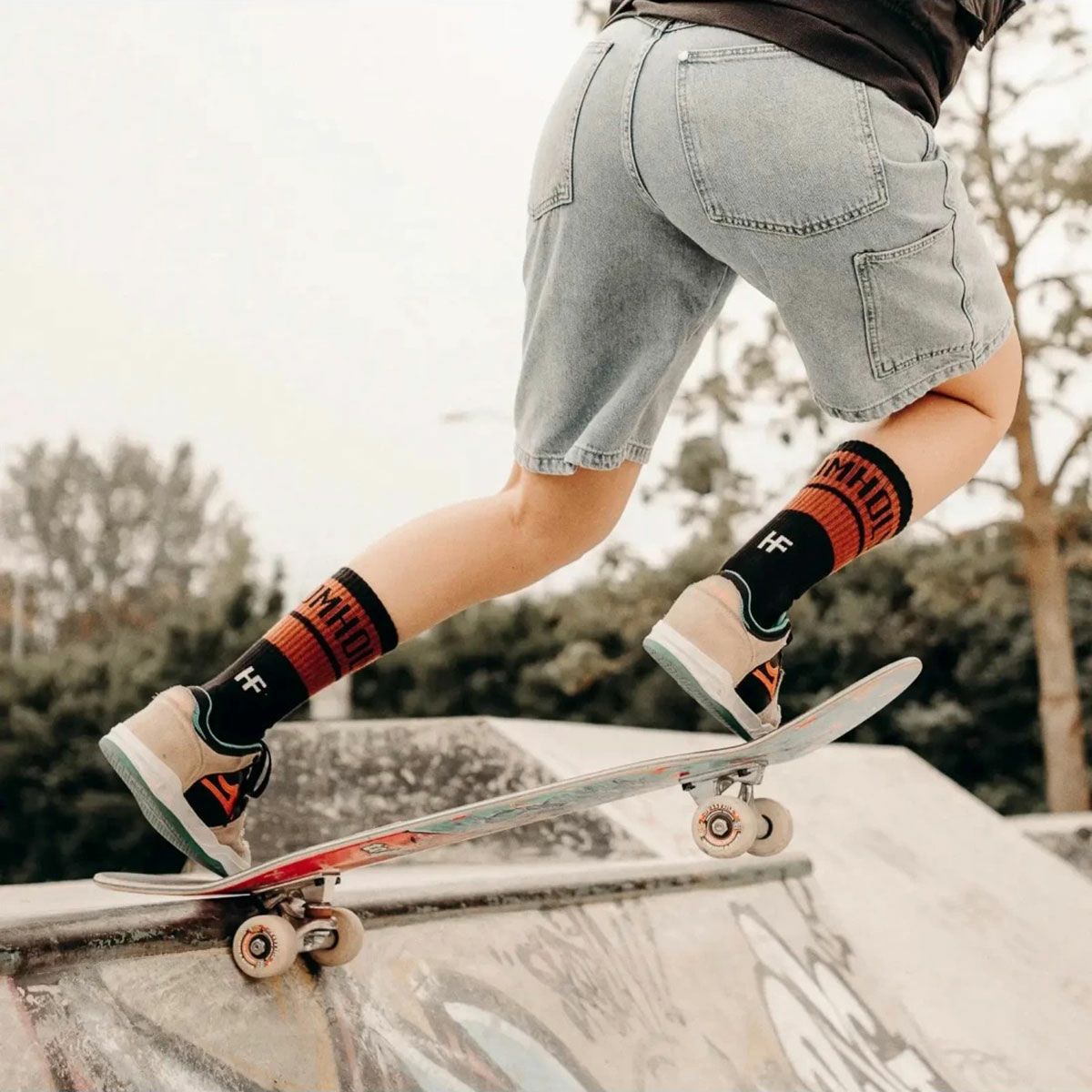 HolyFreedom｜インスルト ソックス｜雑貨｜ブラック×レッド｜モデル着用