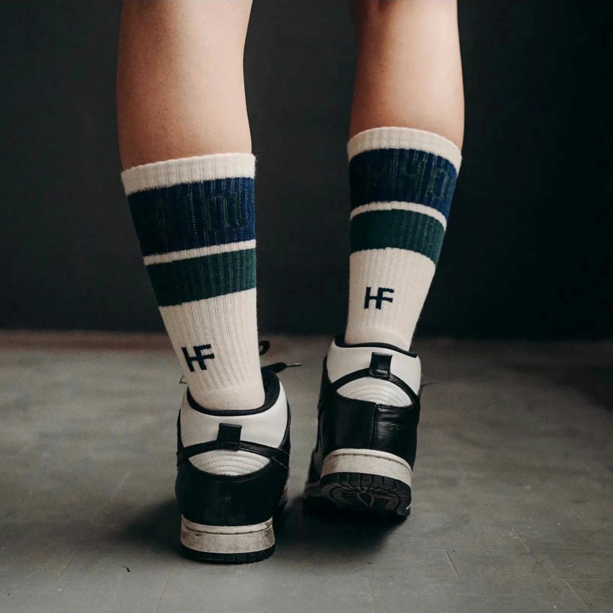 HolyFreedom｜ラリーバード ソックス｜雑貨｜ホワイト×ブルー｜モデル着用