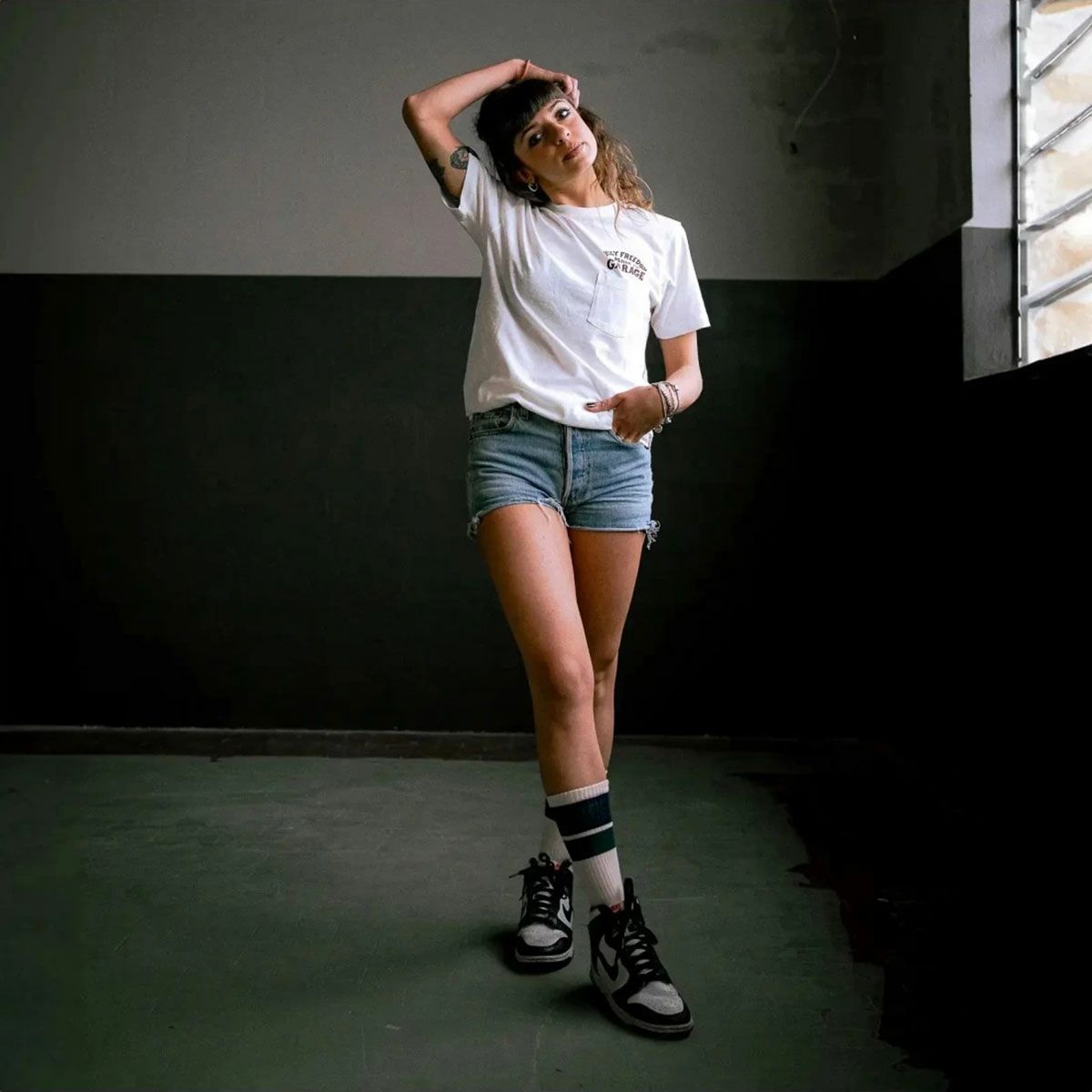 HolyFreedom｜ラリーバード ソックス｜雑貨｜ホワイト×ブルー｜モデル着用