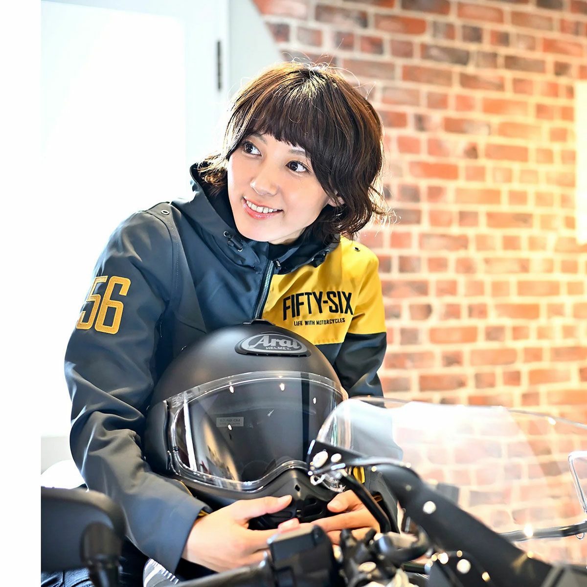 56design｜クォーター パーカー ’25｜アウター｜マットオーカー×グレー｜モデル着用