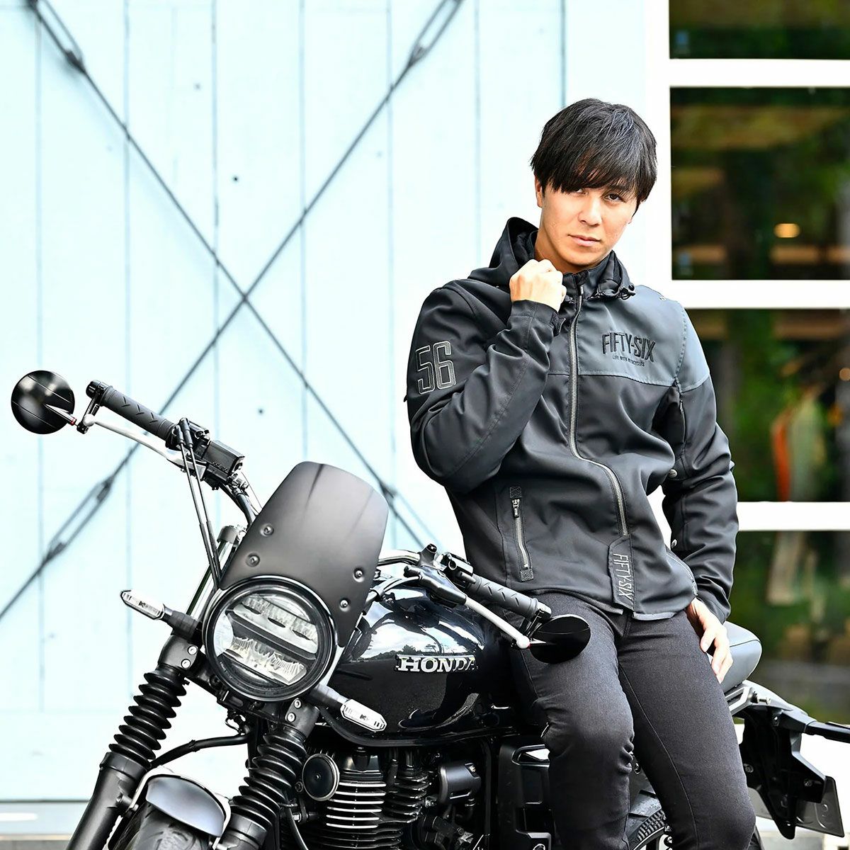 56design｜クォーター パーカー ’25｜アウター｜マットグレー×ブラック｜モデル着用