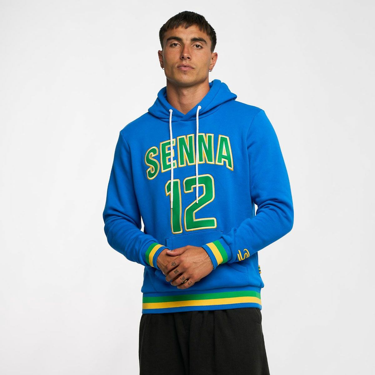AyrtonSenna｜アイルトン・セナ カレッジ ロゴ フーディ｜ウェア｜ブルー｜モデル着用