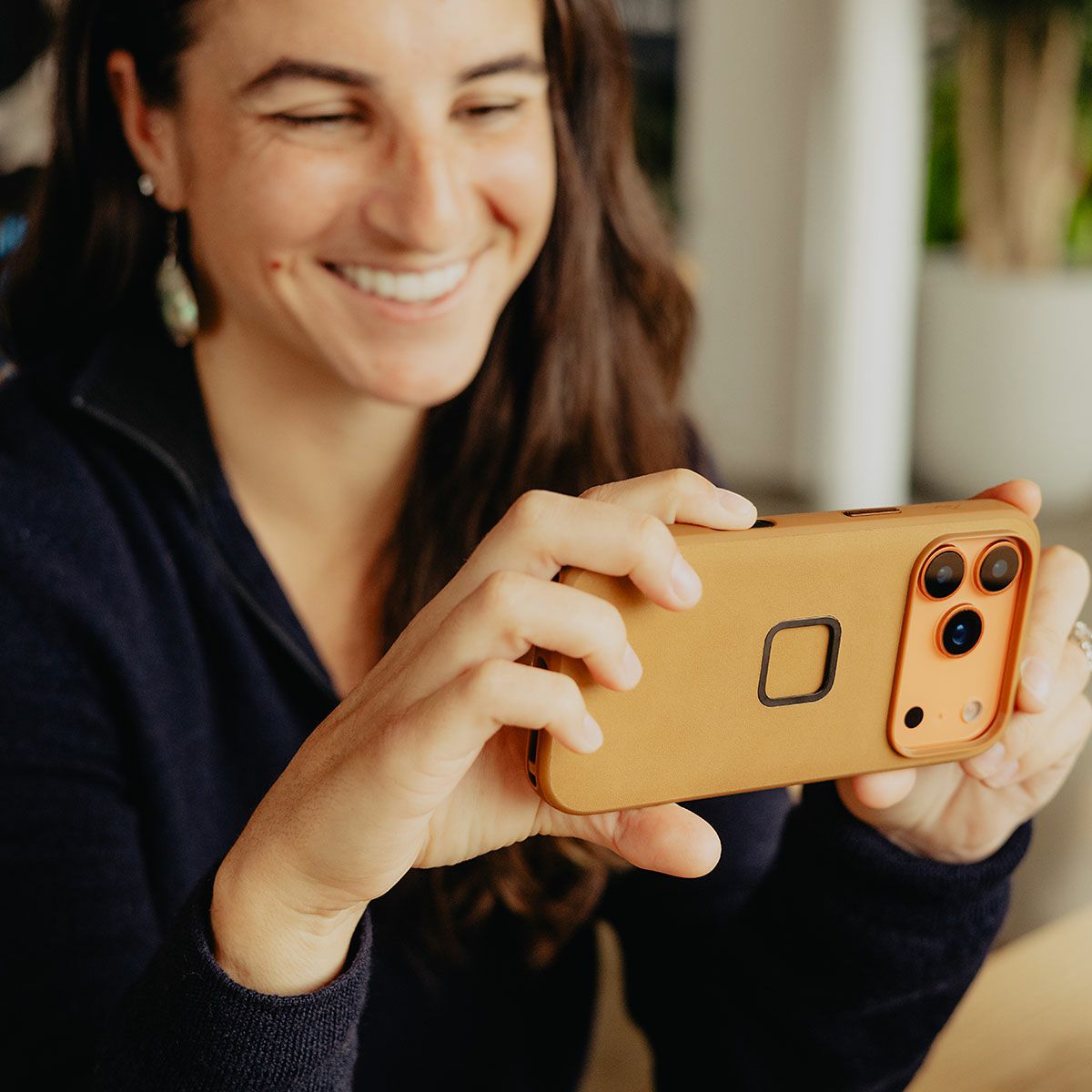 Peak Design｜エブリデイ ケース iPhone 17 Pro / Pro Max クラリーノ｜雑貨｜タン｜モデル着用