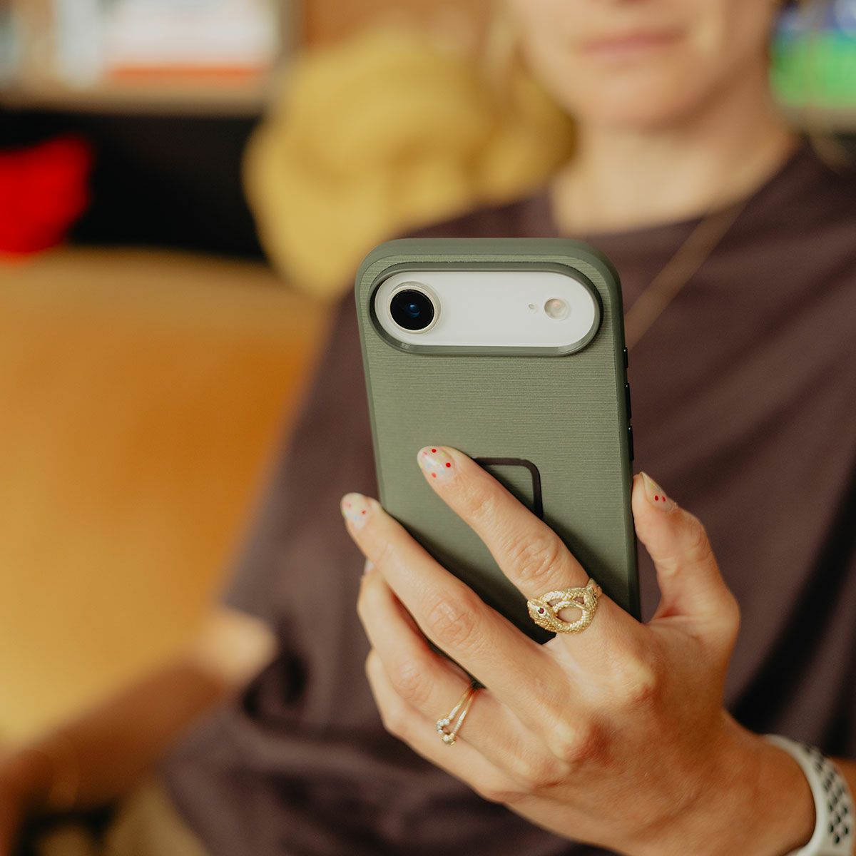 Peak Design｜エブリデイ ケース iPhone 17 / Air / Pro / Pro Max ナイロンキャンバス｜雑貨｜セージ｜モデル着用