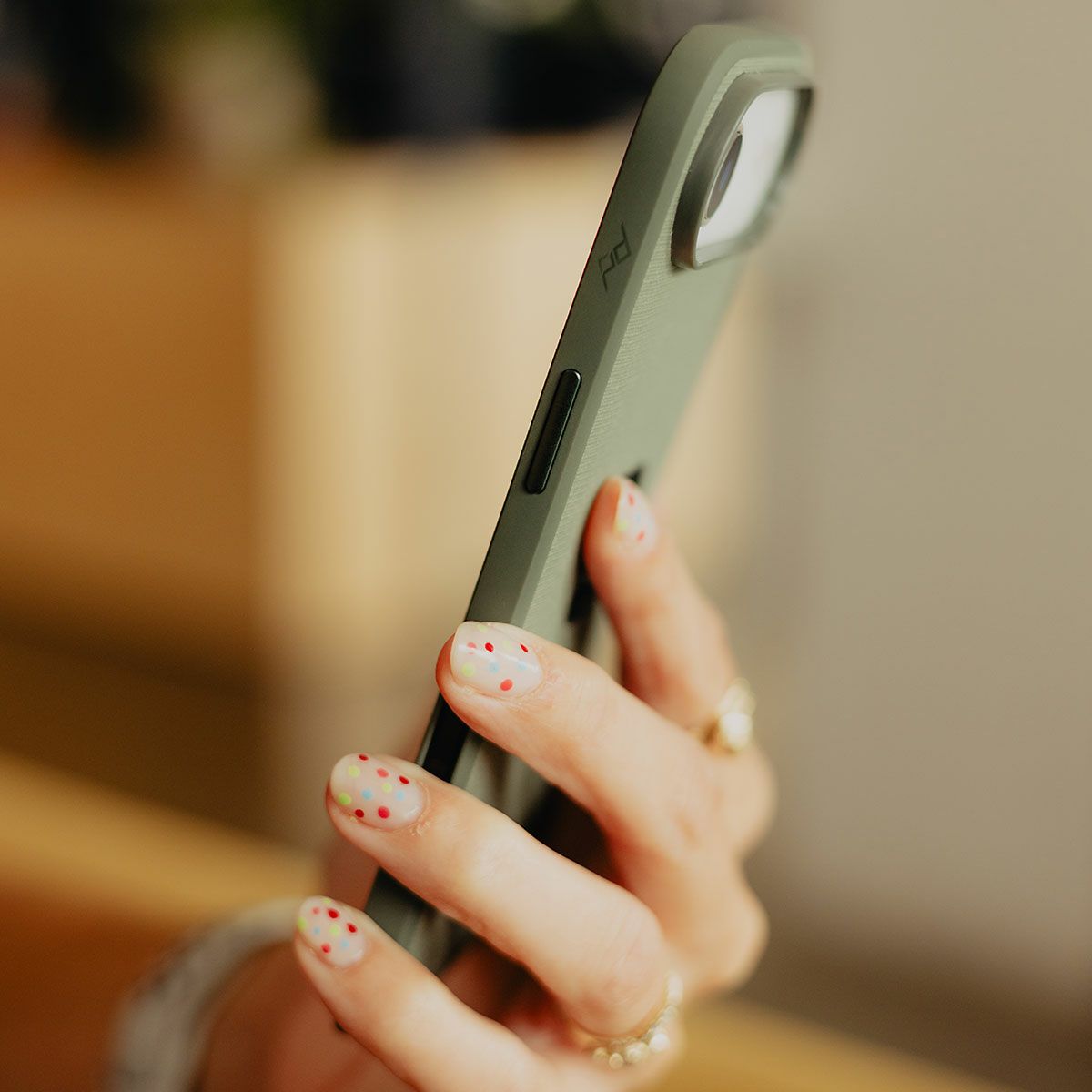 Peak Design｜エブリデイ ケース iPhone 17 / Air / Pro / Pro Max ナイロンキャンバス｜雑貨｜セージ｜モデル着用