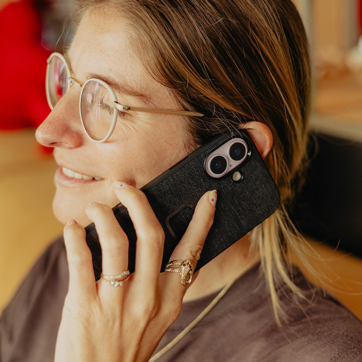 Peak Design｜エブリデイ ケース iPhone 17 / Air / Pro / Pro Max ナイロンキャンバス｜雑貨｜チャコール｜モデル着用